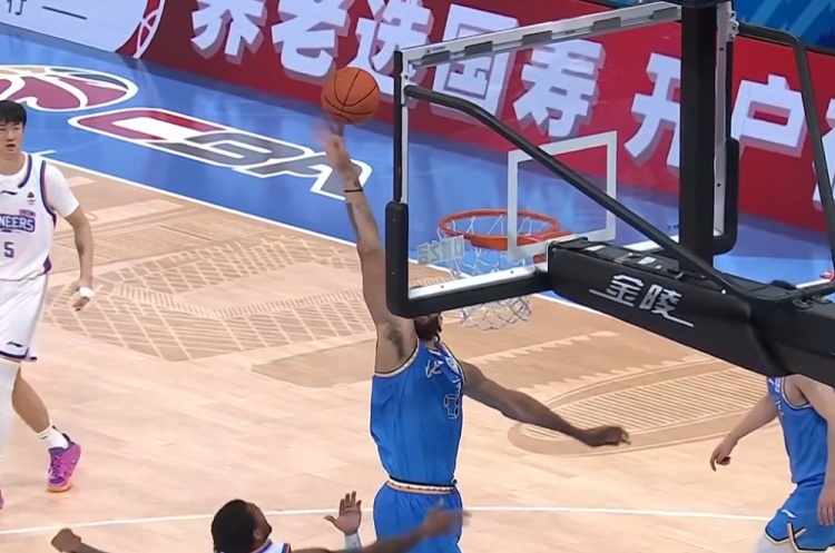 开云app下载-跳着探戈扣了~麦基突破转身单臂暴扣后再送飞天大帽 哈姆雷特抱怨